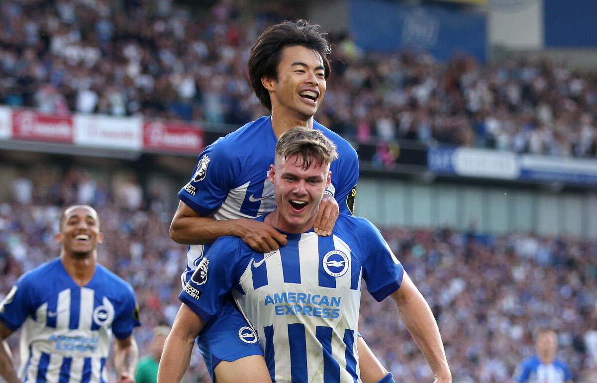 三笘薫(上)のプレーを間近で見ているファーガソン