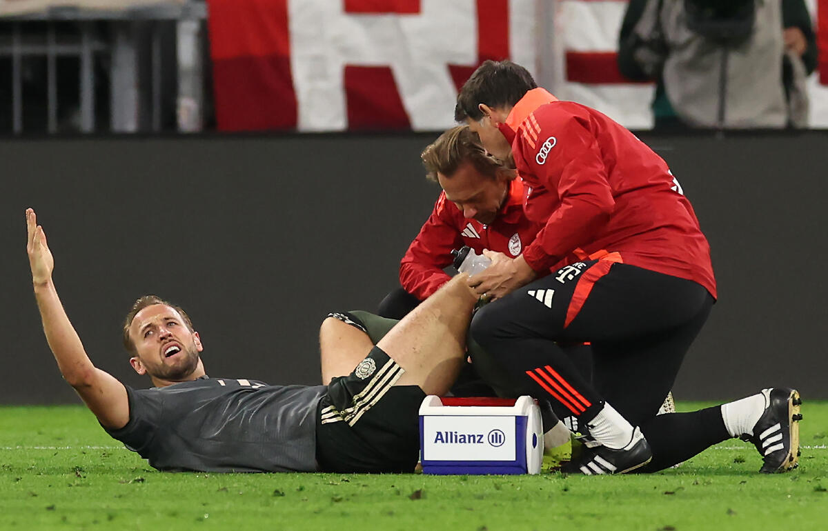 ピッチで治療を受けるケイン