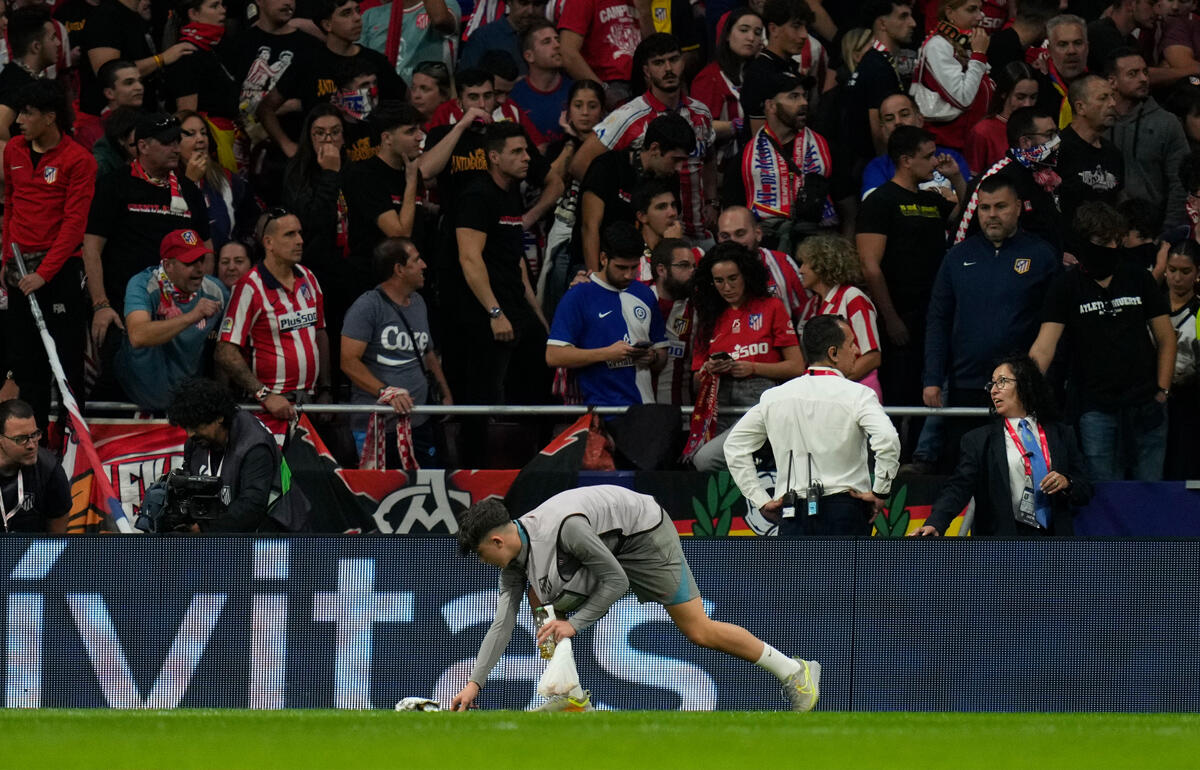 投げ込まれたライターなどを拾うボールボーイ