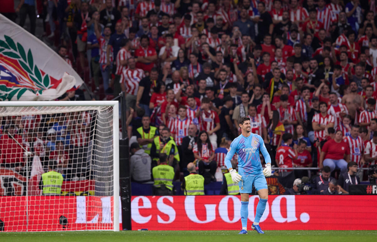 アトレティコのファンがクルトワにライターを投げ込んでいた