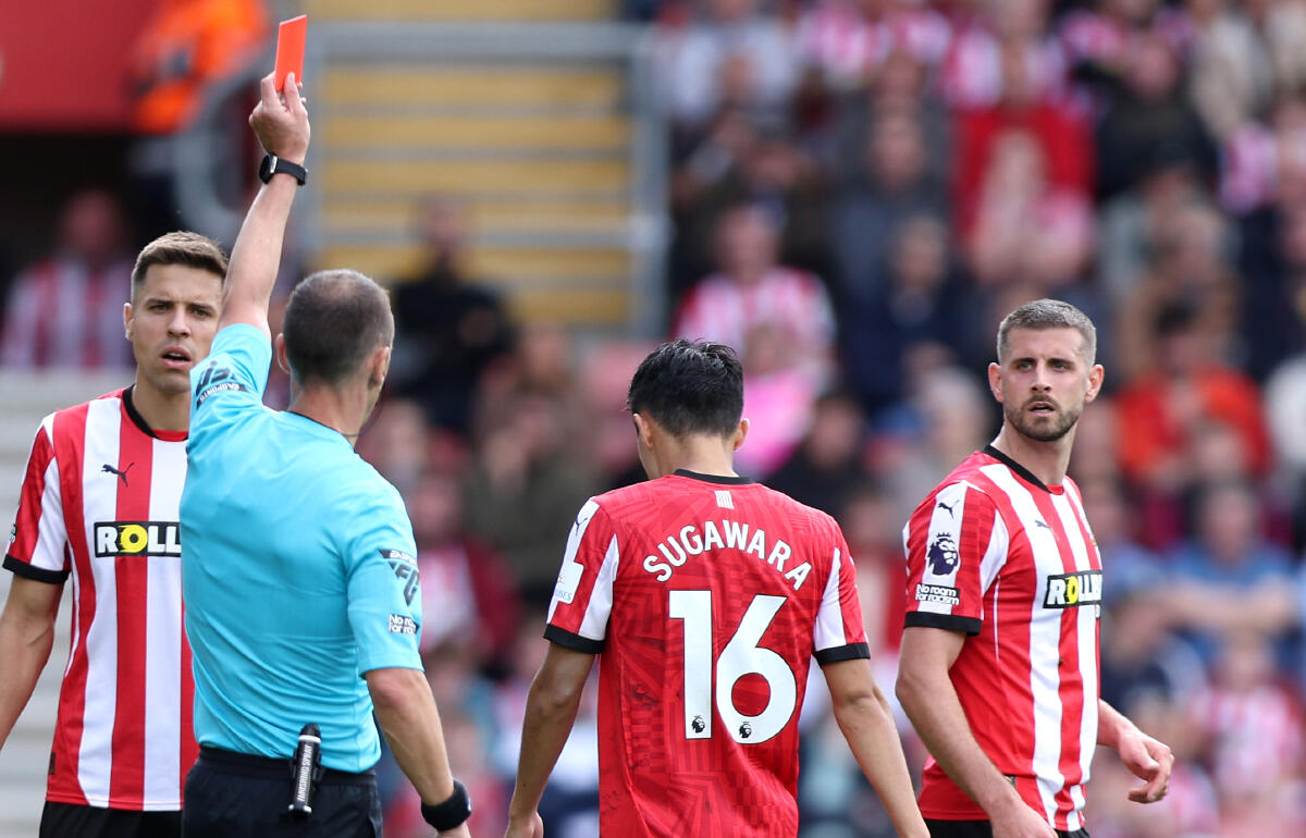 追加処分のスティーブンス(写真右)