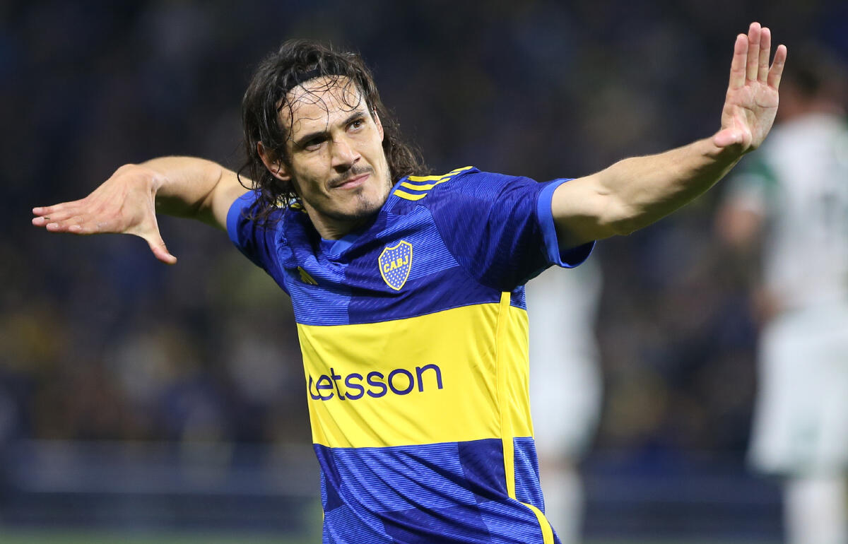 弓矢パフォを披露するカバーニ