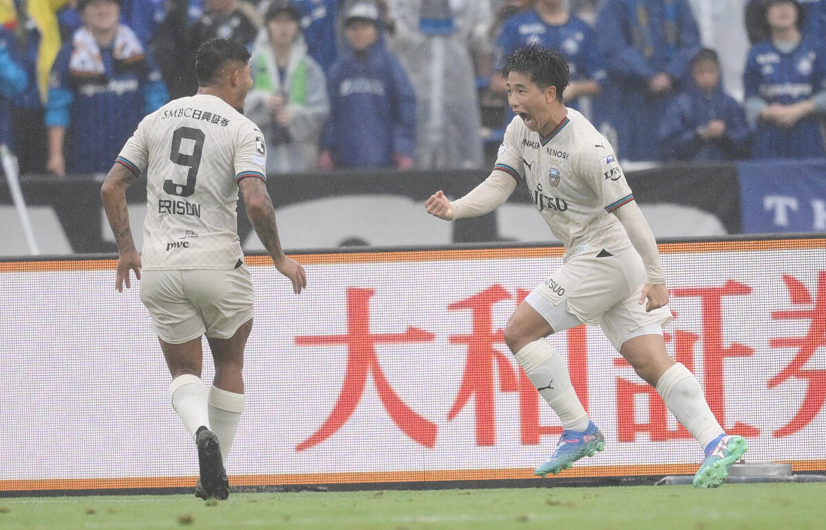 逆転弾の山田新(写真右)とエリソン(写真左)