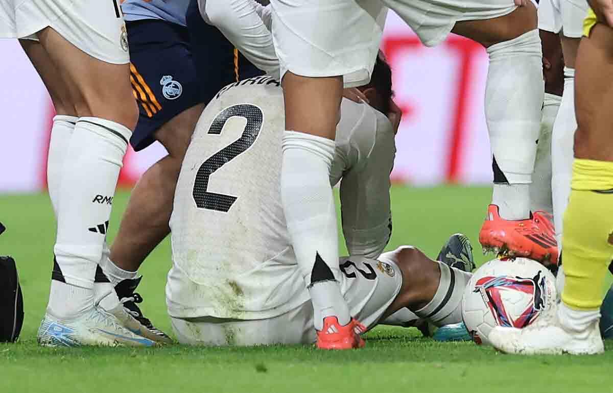 チームメイトから励ましを受けるカルバハル