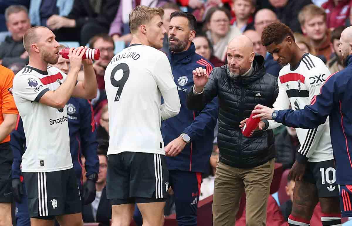 試合中に選手へ指示するテン・ハグ監督