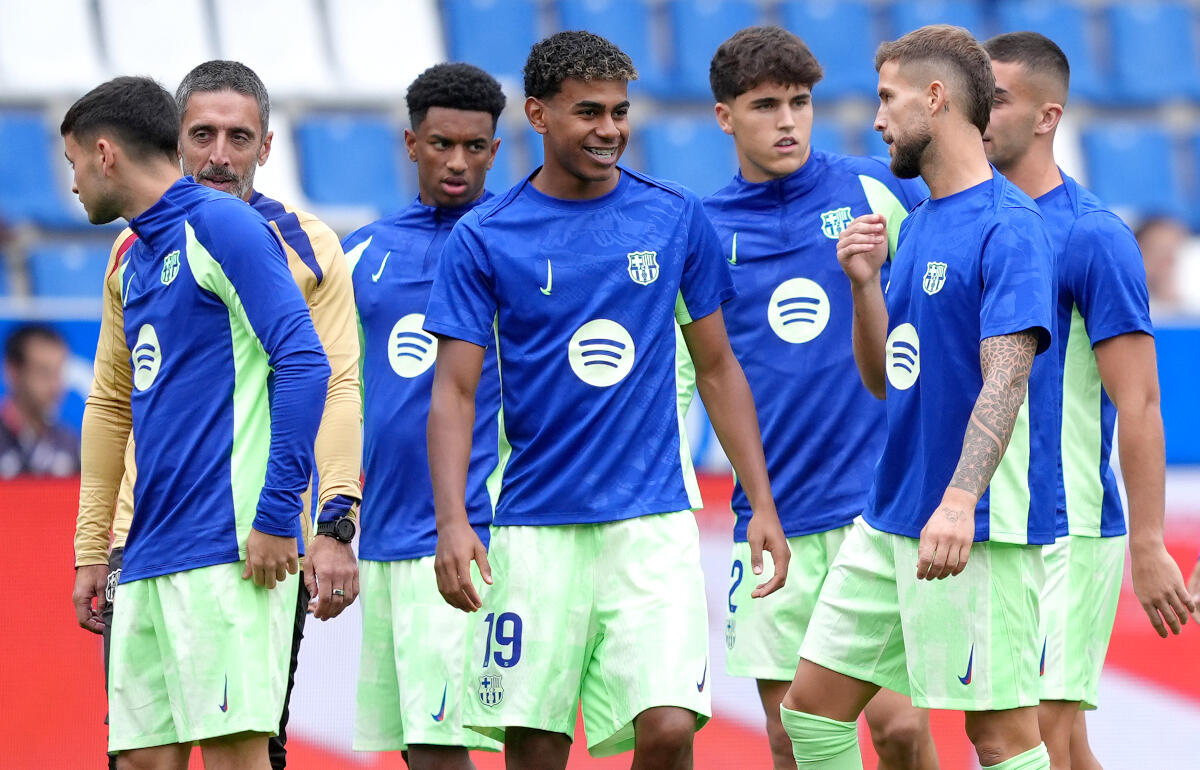 バルセロナは良いムードだと語ったヤマル(中央)