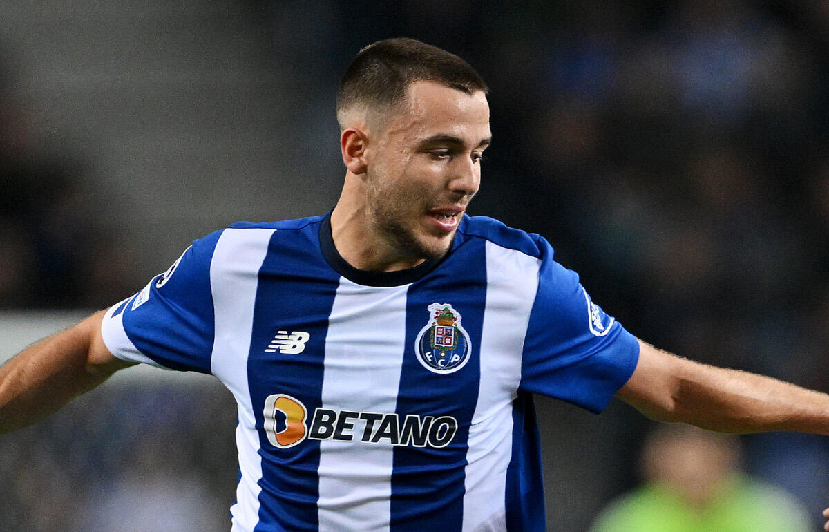 MVPトロフィーをプレゼントしたニコラス・ゴンサレス