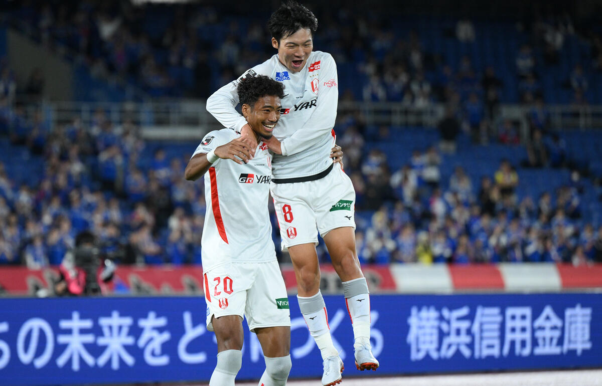 ゴールを決めた椎橋慧也(右)と三國ケネディエブス