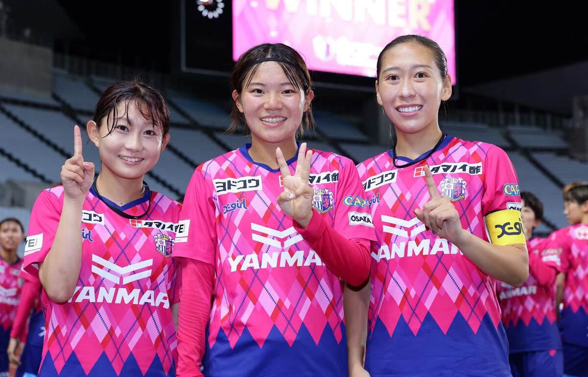 ハットトリックの高和芹夏(中央)、ゴールを決めた百濃実結香(左)と脇阪麗奈