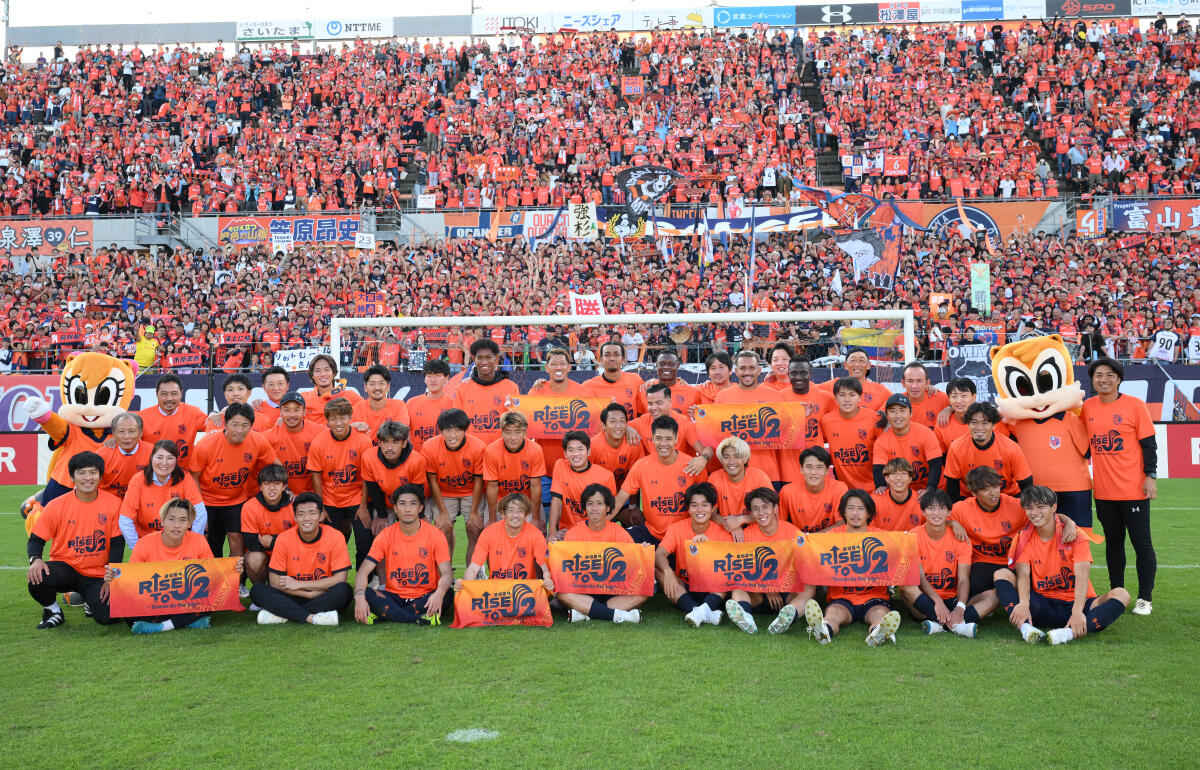 J2昇格決定で記念撮影の大宮一同