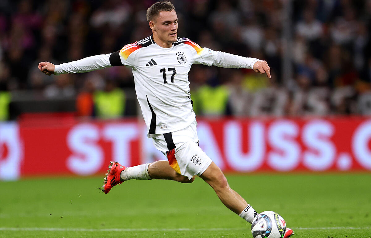 フロリアン・ヴィルツは内側じん帯の問題でハーフタイムに交代…