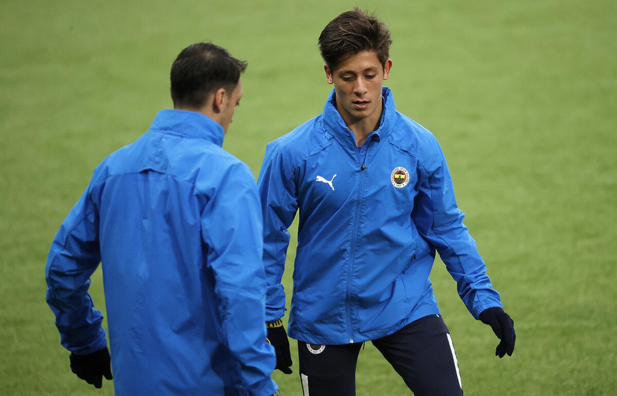 ギュレル(右)とはフェネルバフチェでともに戦ったエジル氏