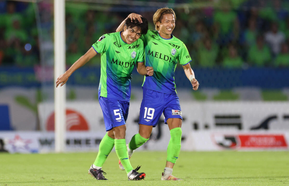 湘南に逆転勝利をもたらした田中聡(左)と福田翔生