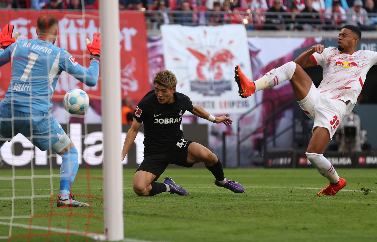 難しいゴールを決めた堂安律