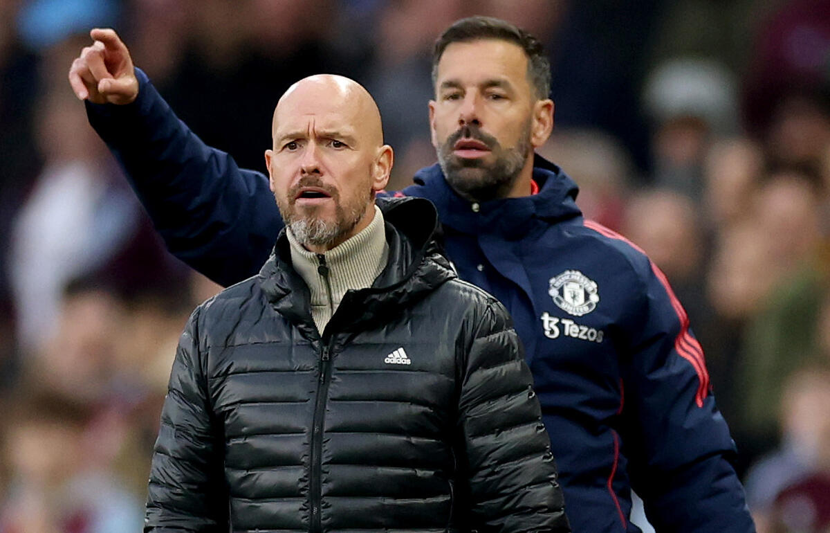 退任が決まったテン・ハグ監督と、暫定指揮官のファン・ニステルローイコーチ