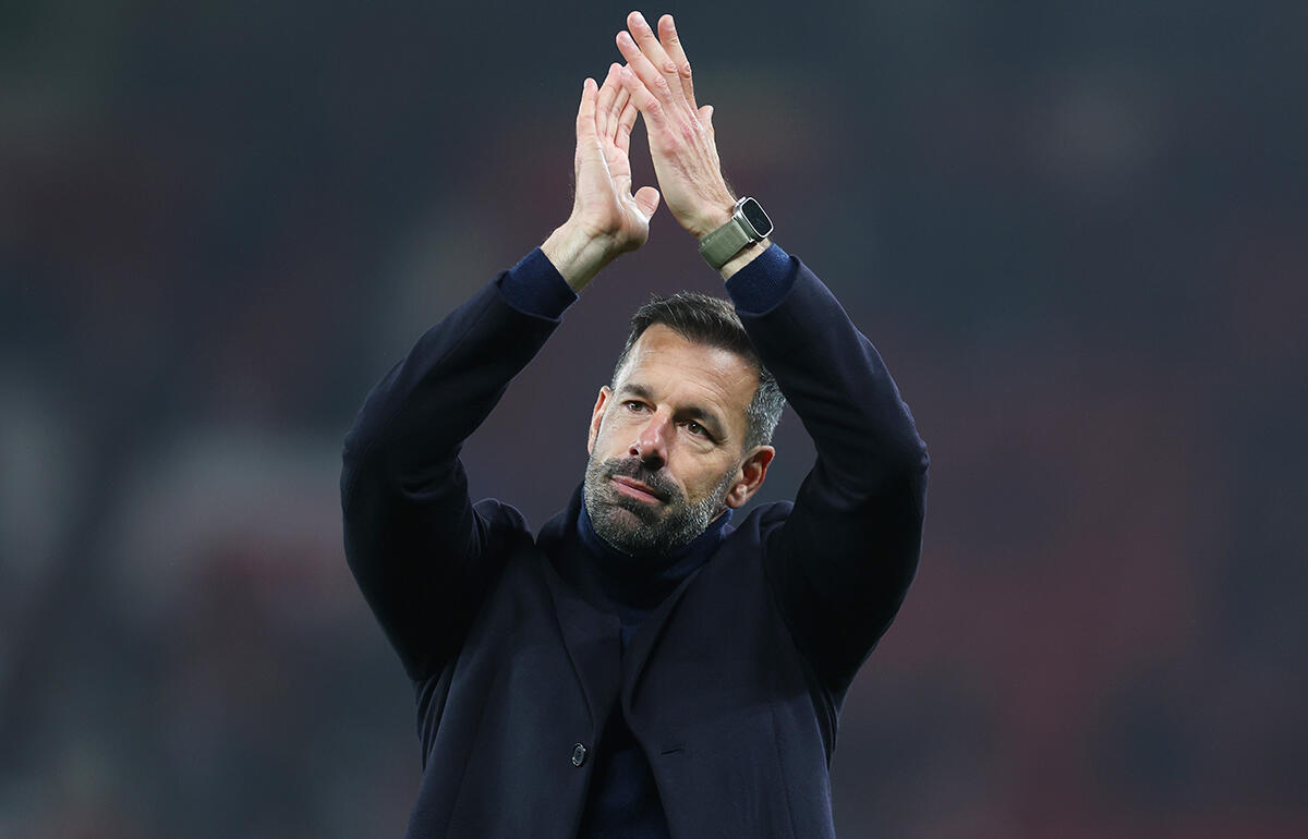 勝利飾ったルート・ファン・ニステルローイ暫定監督がファンに感謝