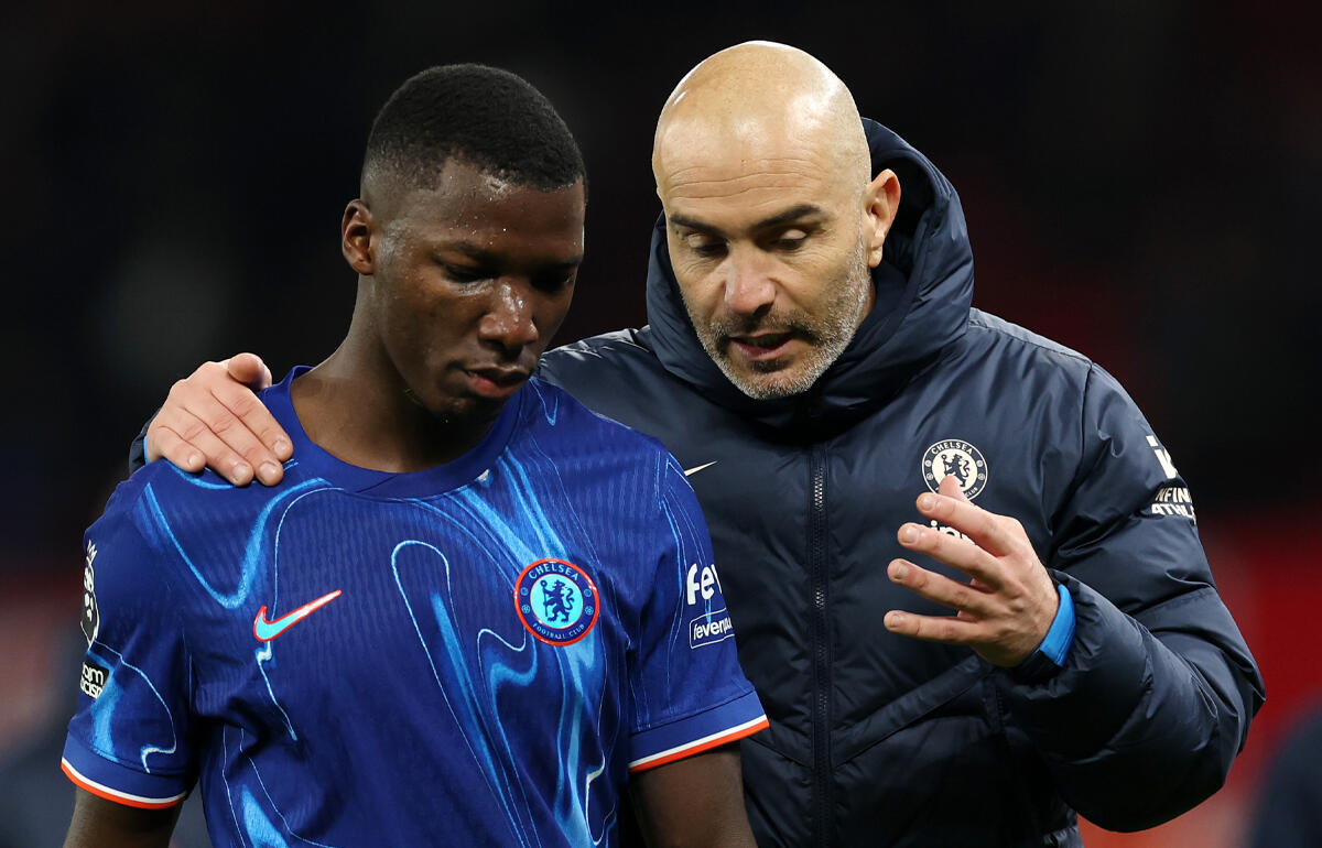 カイセドと話すマレスカ監督