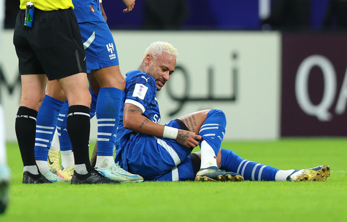 復帰2年目で負傷交代のネイマール