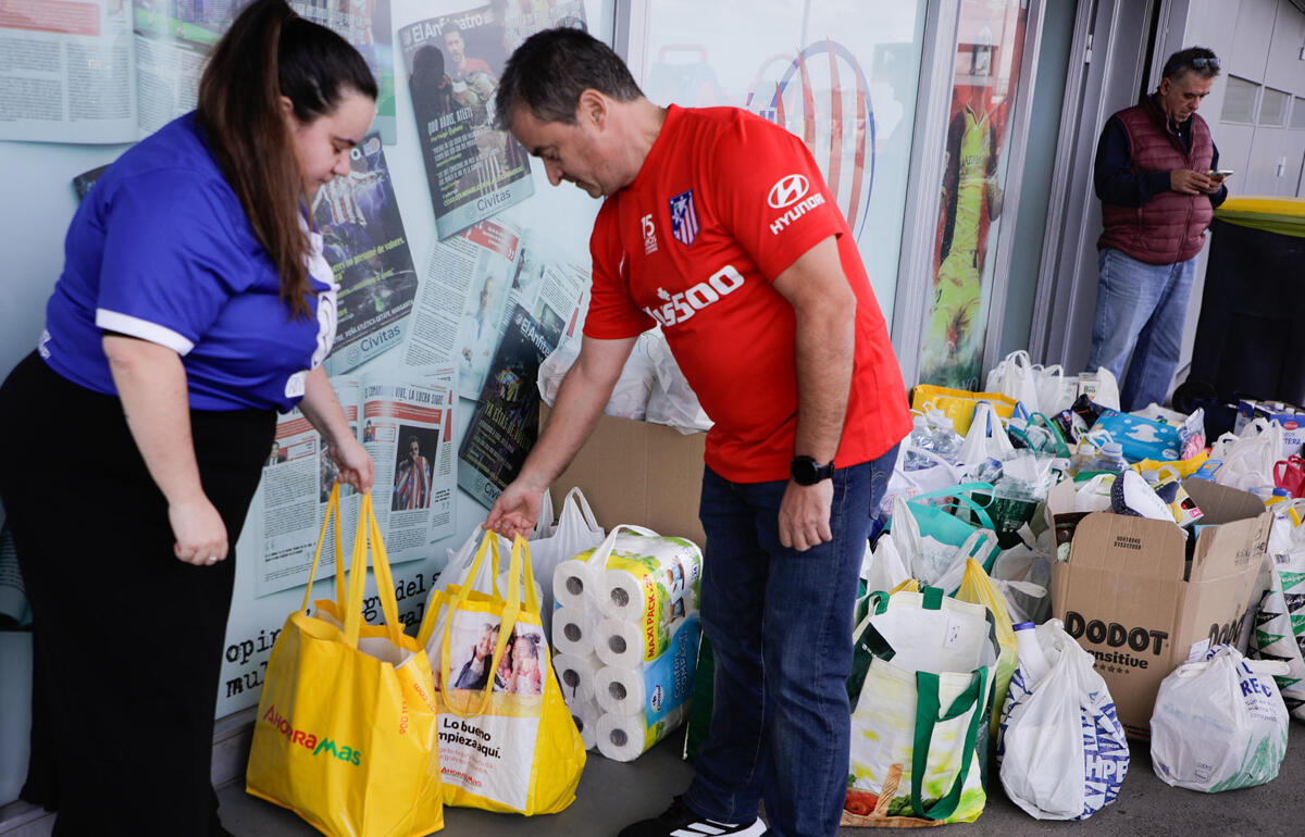 豪雨災害に寄附するアトレティコのファン[写真=原ゆみこ]