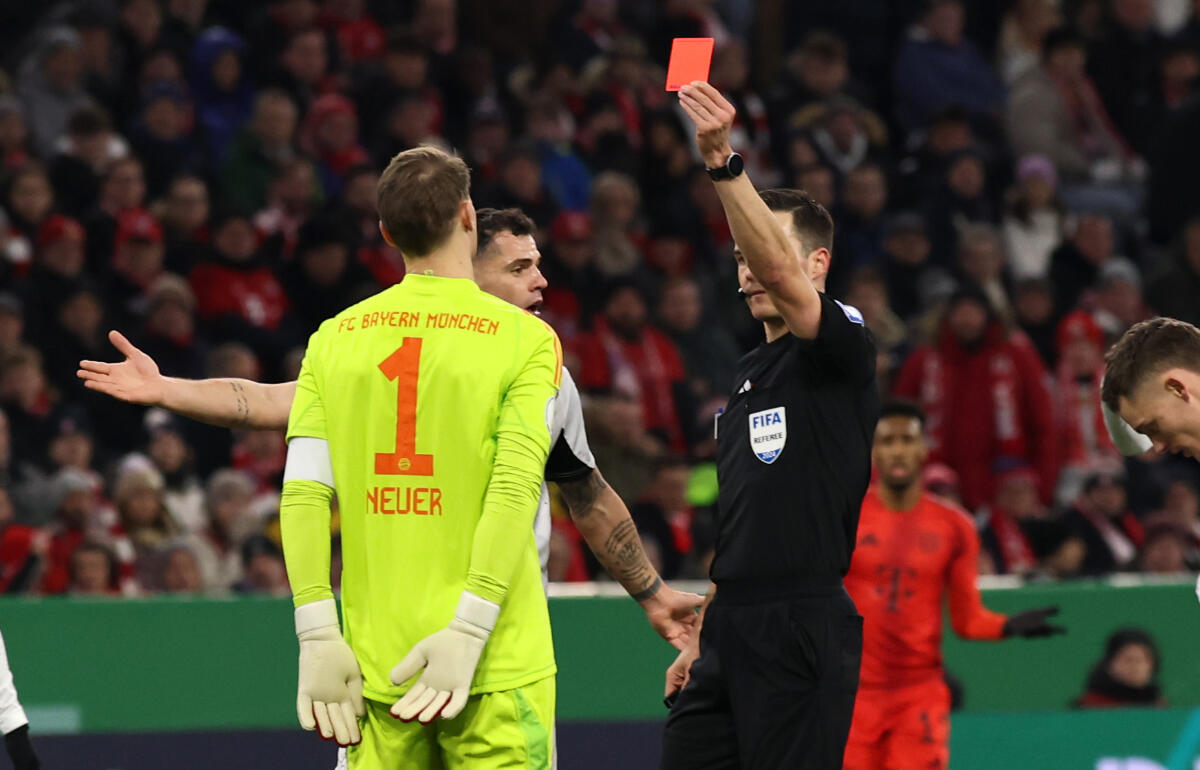 キャリア初のレッドカードを受けたノイアー