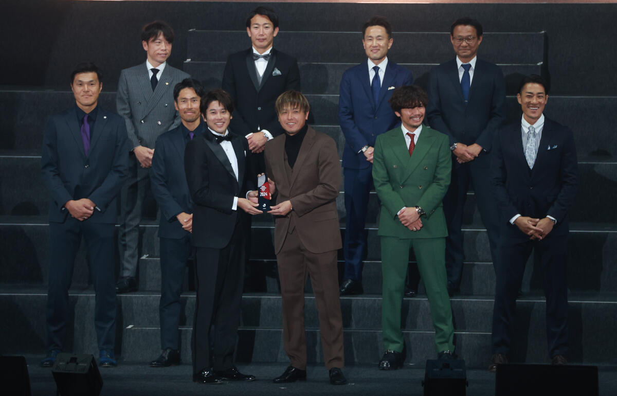 功労選手賞を代表して受け取る遠藤保仁氏