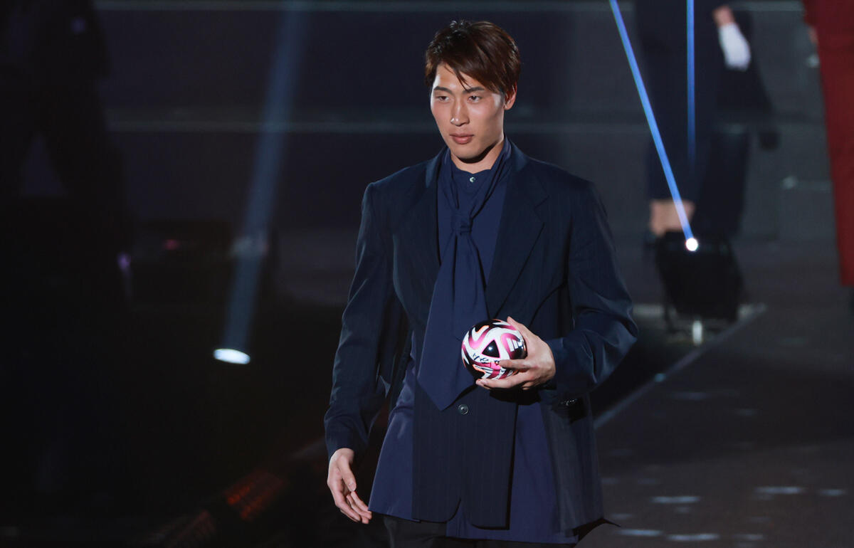 初のベストイレブンを受賞した広島GK大迫敬介