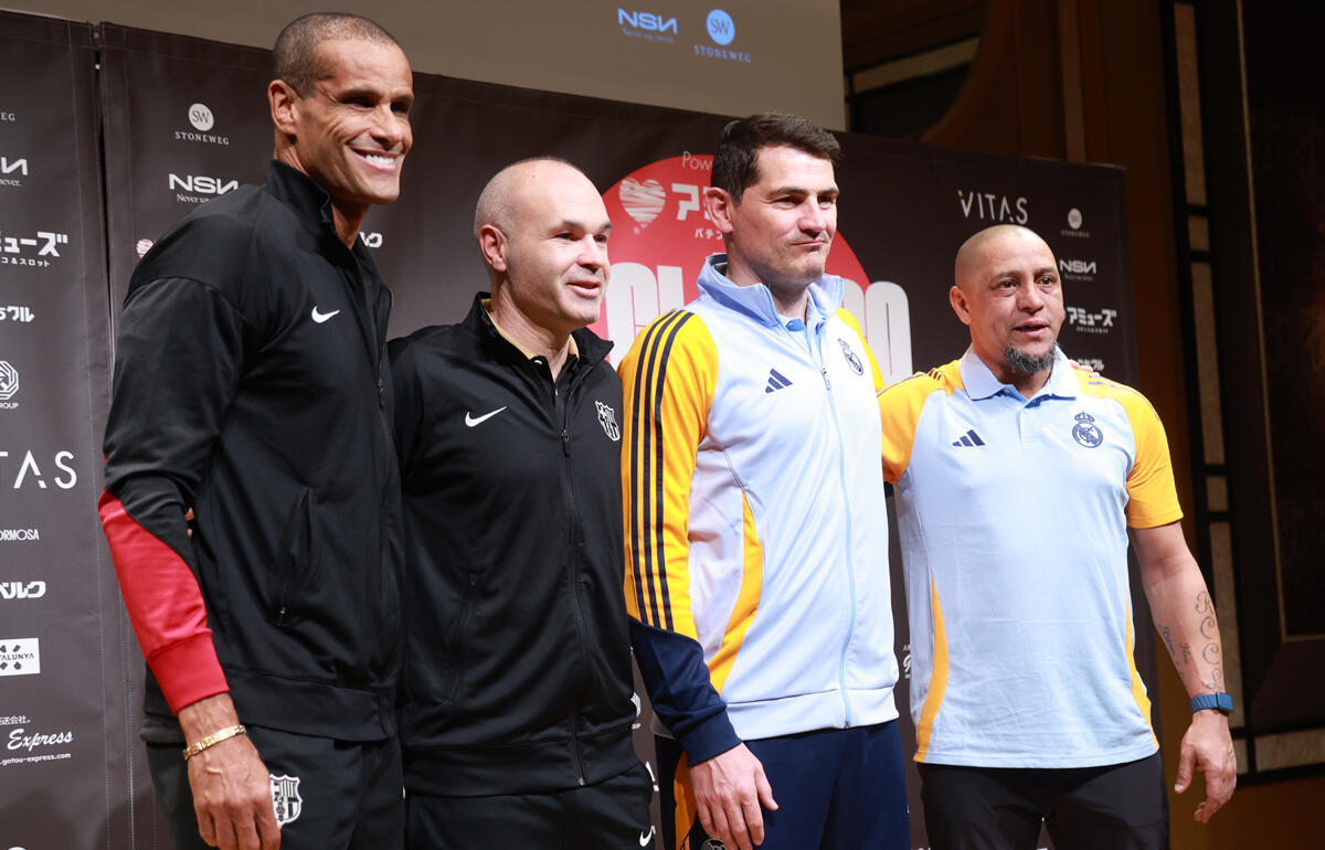 記者会見に出席したリバウロ、イニエスタ、カシージャス、ロベルト・カルロス(左から)