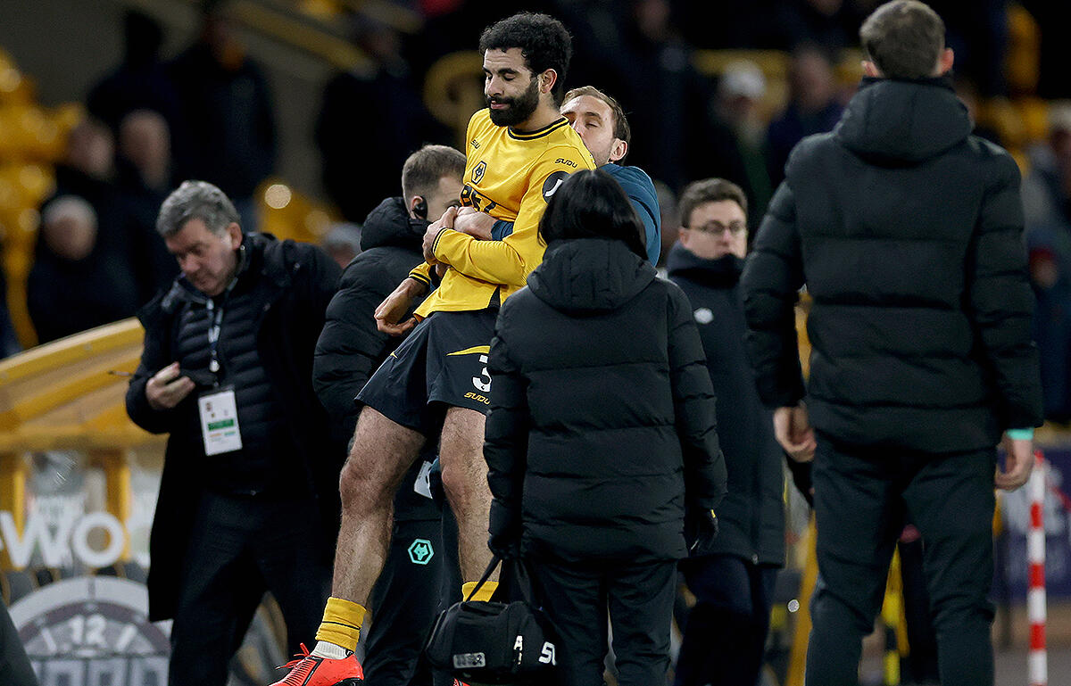 味方に抱え込まれてピッチ後に…