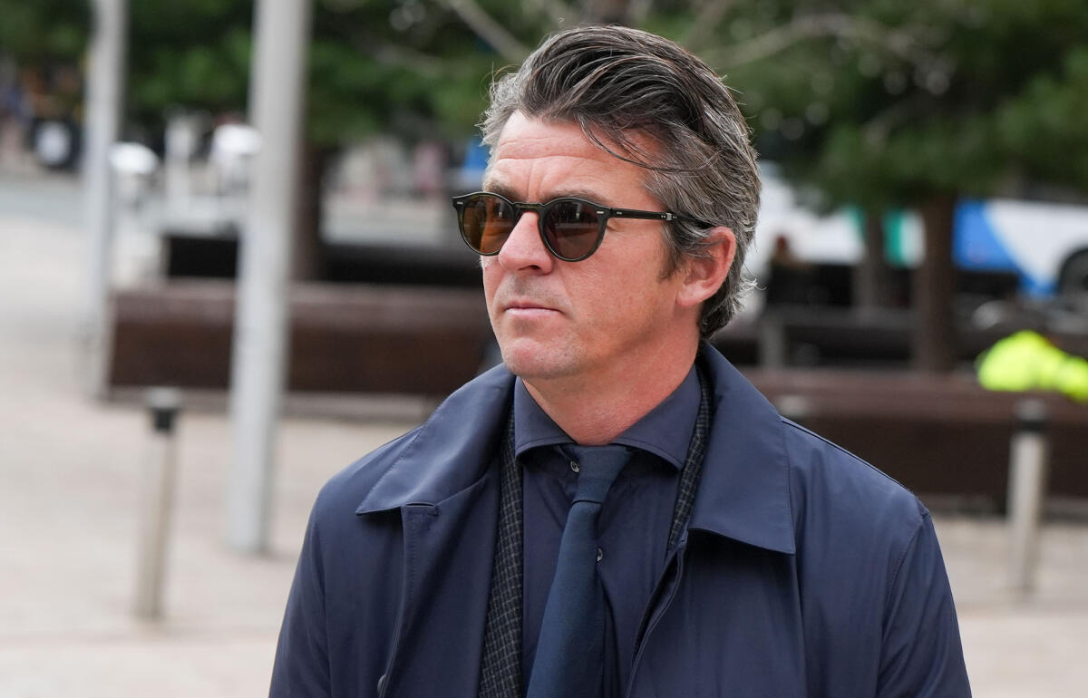 バートン氏が不適切な投稿で起訴された