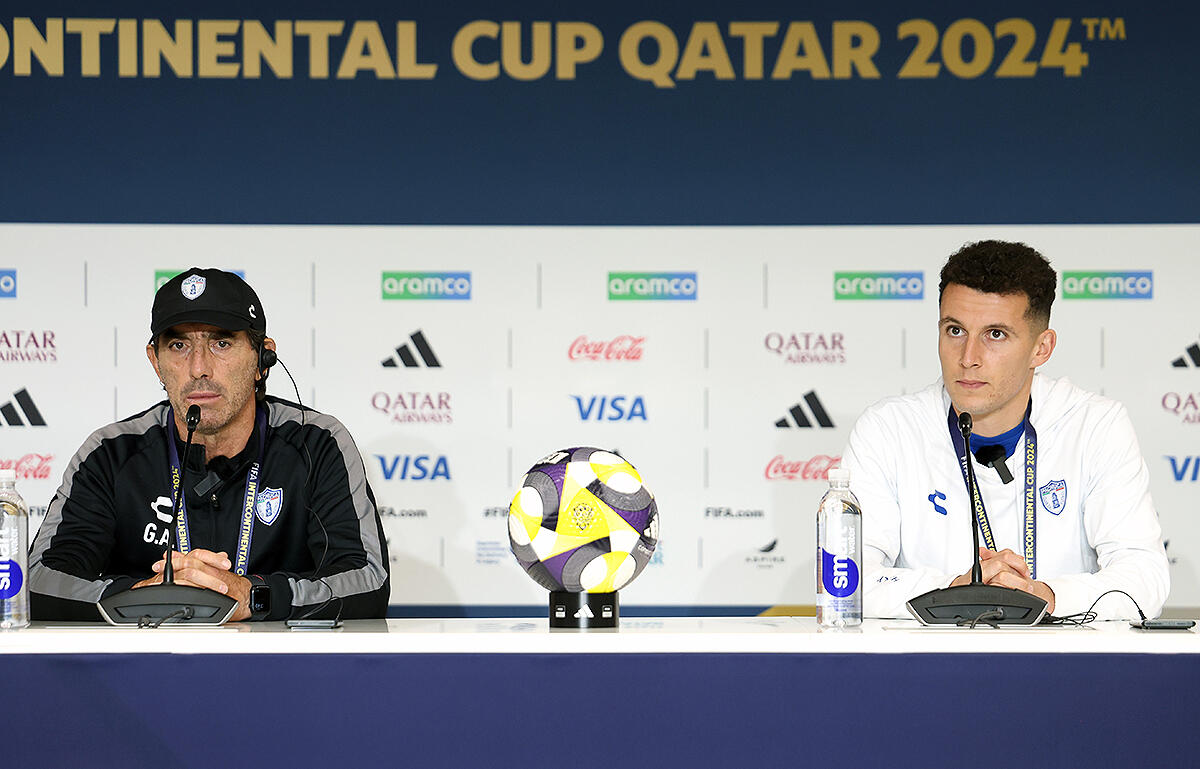 前日会見出席のアルマダ監督とイドリシ