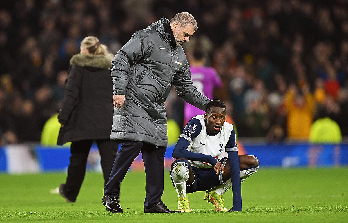 サールを労うポステコグルー監督