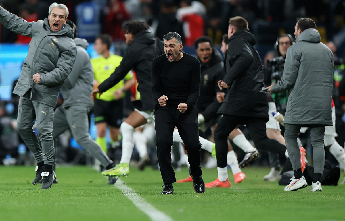 早速のタイトル獲得に歓喜するセルジオ・コンセイソン監督