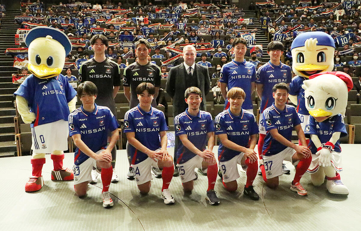 横浜FMのファンやサポーターをバックに記念撮影の新加入選手たち