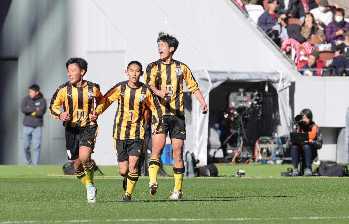 2得点の前橋育英FW佐藤耕太(右)