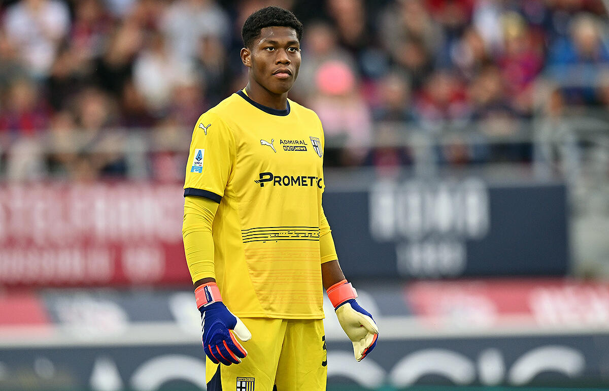 鈴木彩艶は奮闘も…