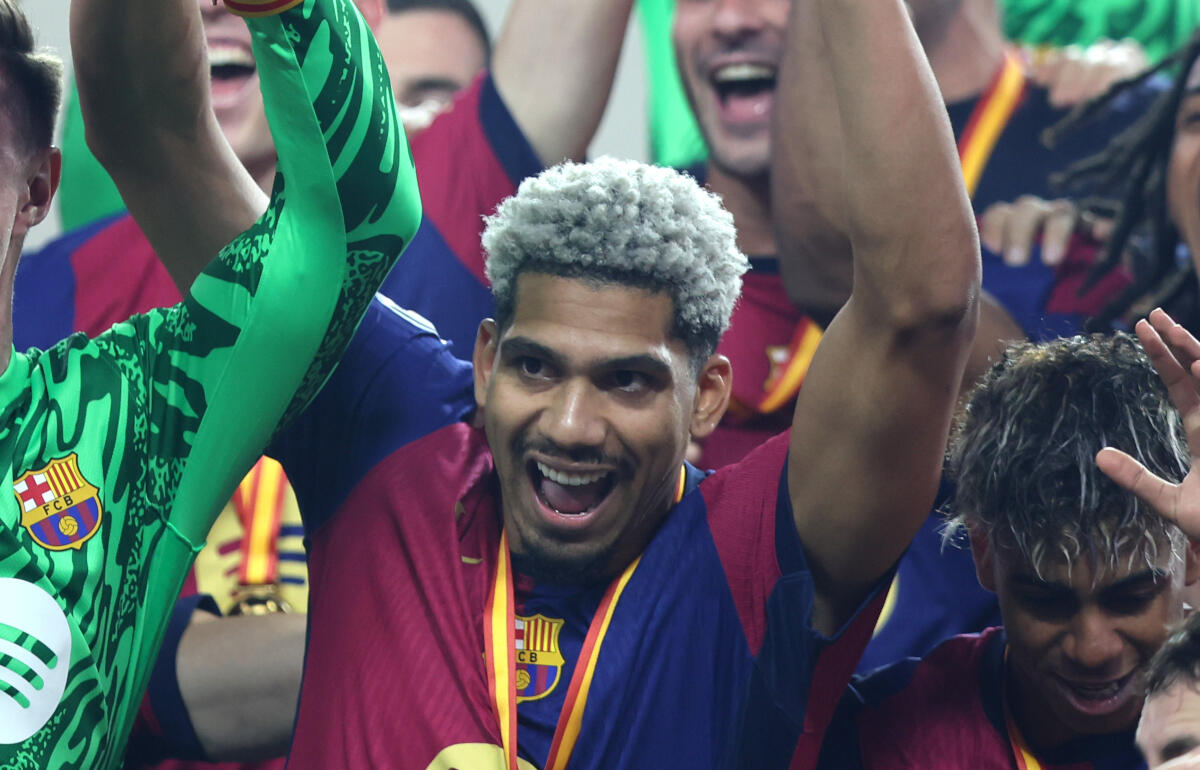 スーペル・コパ制覇を喜んだアラウホ