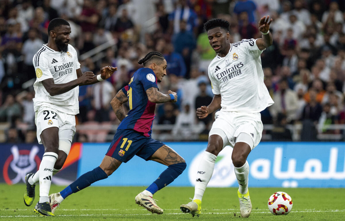 バルセロナの攻撃陣に翻弄されたチュアメニ(右)