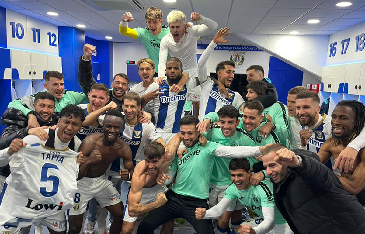 ロッカールームで勝利を祝うレガネス