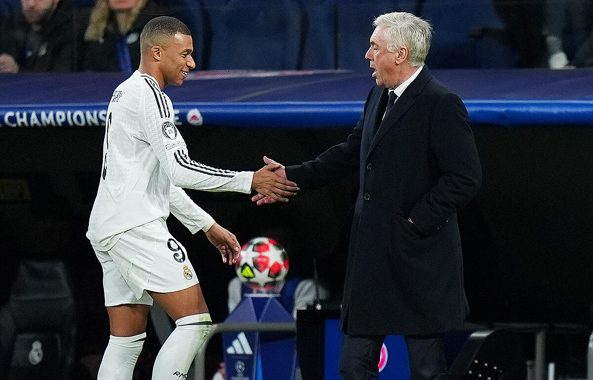 ムバッペを労うアンチェロッティ監督