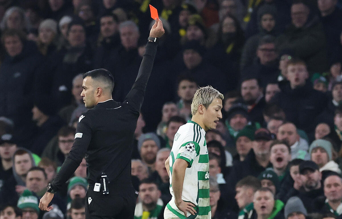 報復行為で前田大然が一発退場