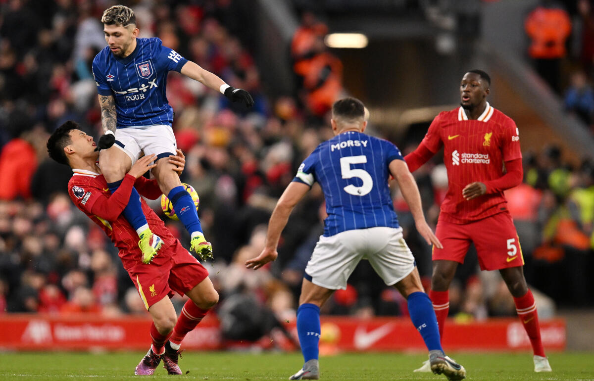 エンシソの危険プレーが顔面直撃の遠藤航(写真左)