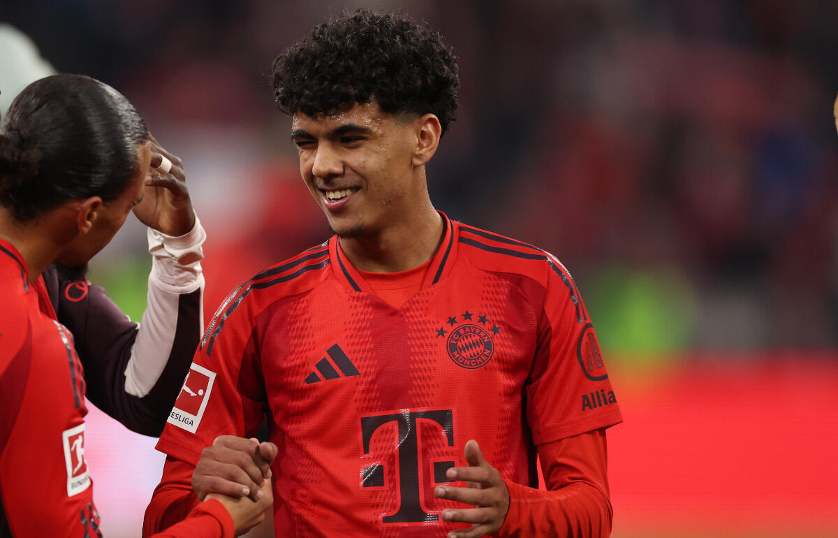 バイエルンの18歳DFアズノウ