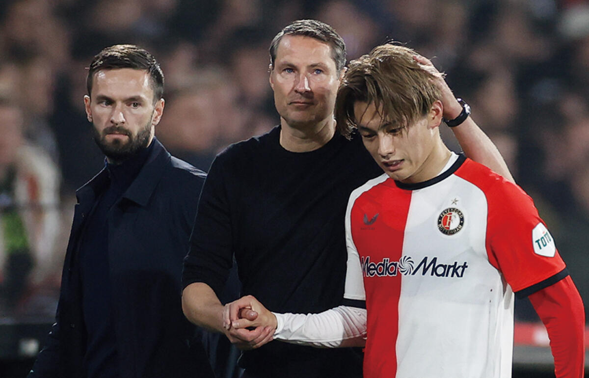 フェイエノールトのブライアン・プリスケ監督(中央)