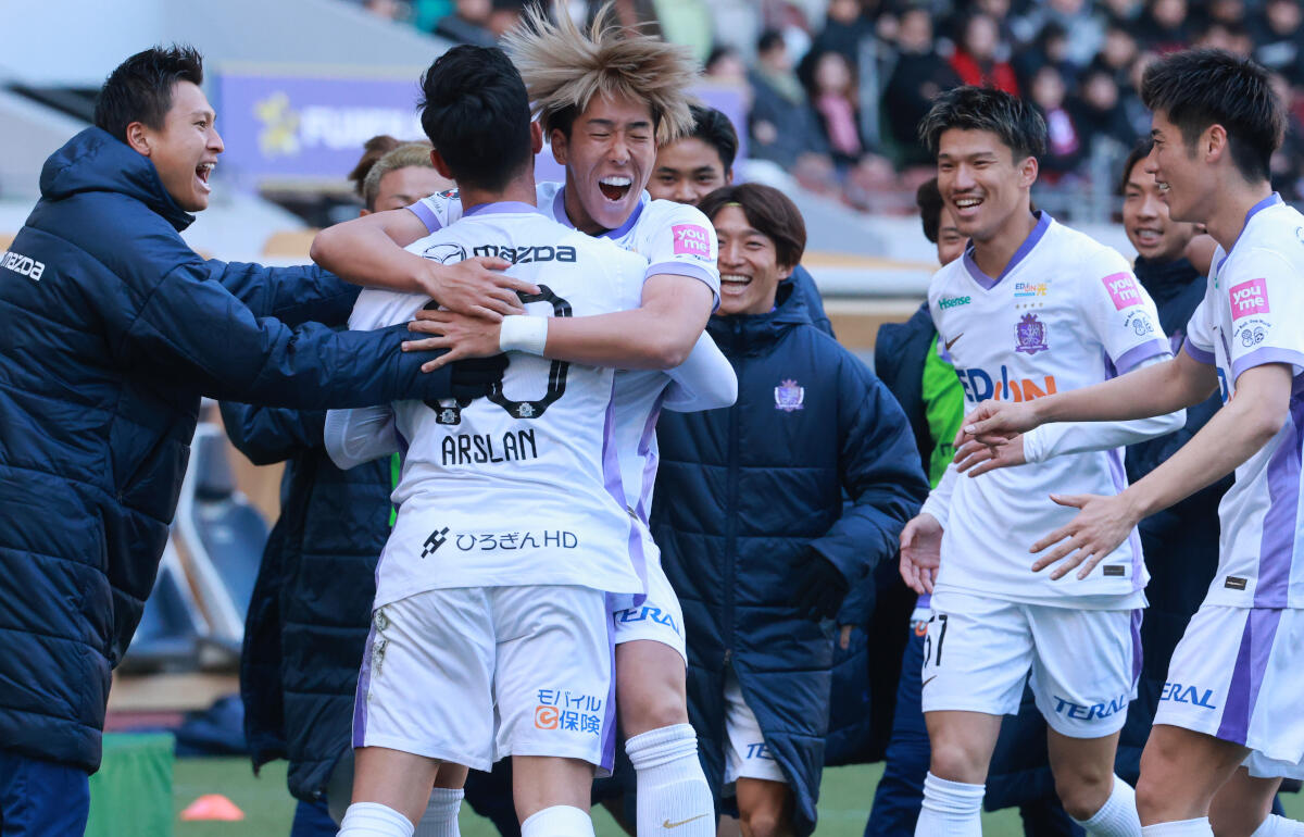 アルスランのゴールを喜んだ広島DF中野就斗