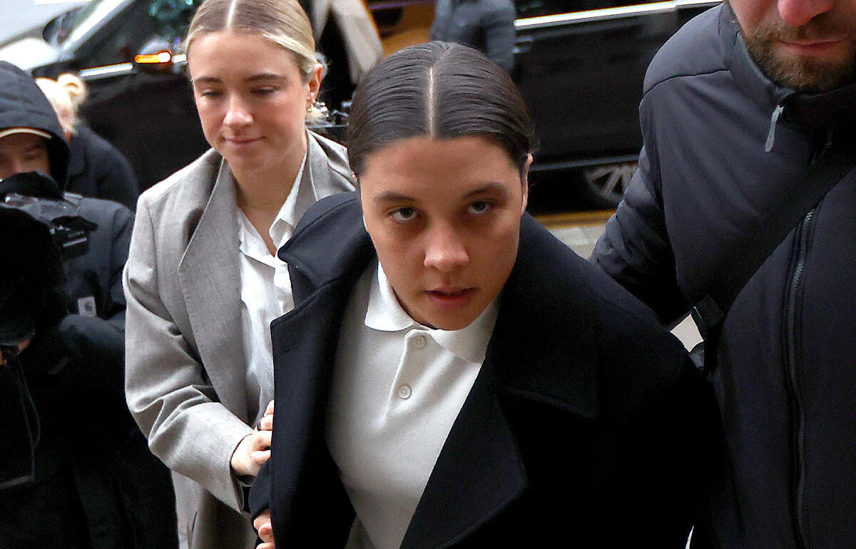 無罪判決を受けたカー(手前)