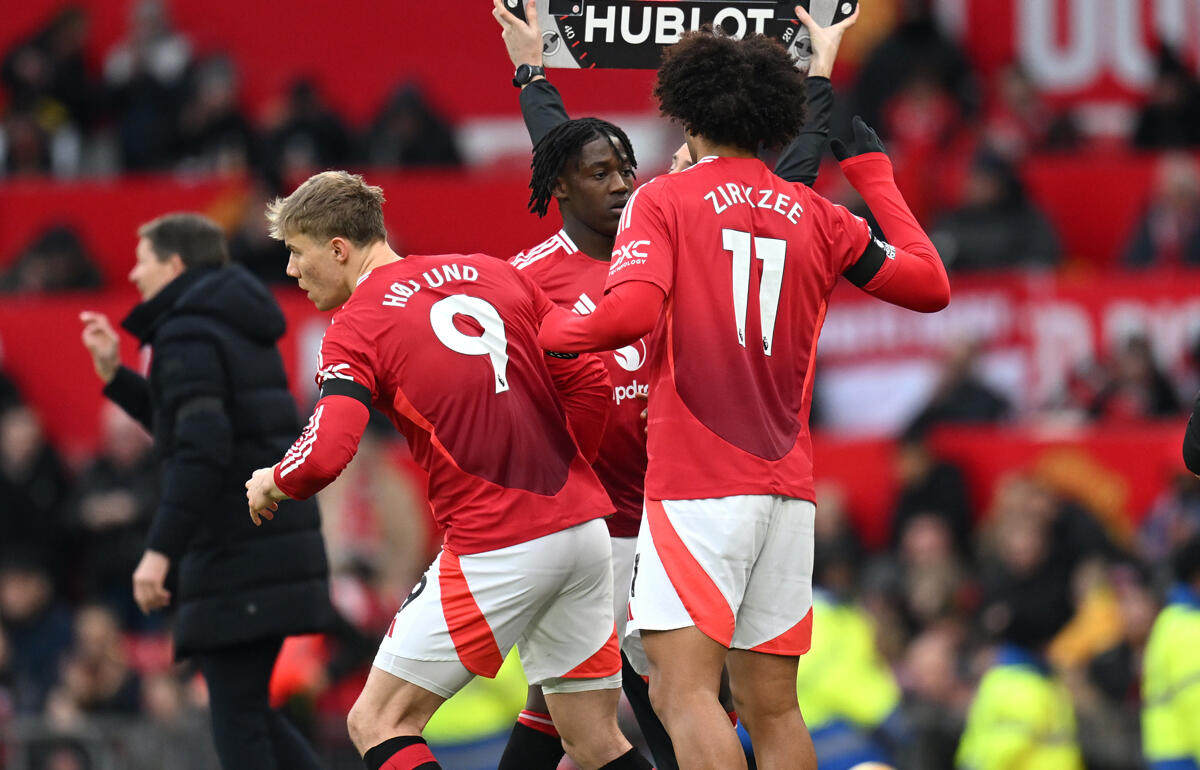 ファンから冷ややかな目を向けられているホイルンド(左)とザークツィー