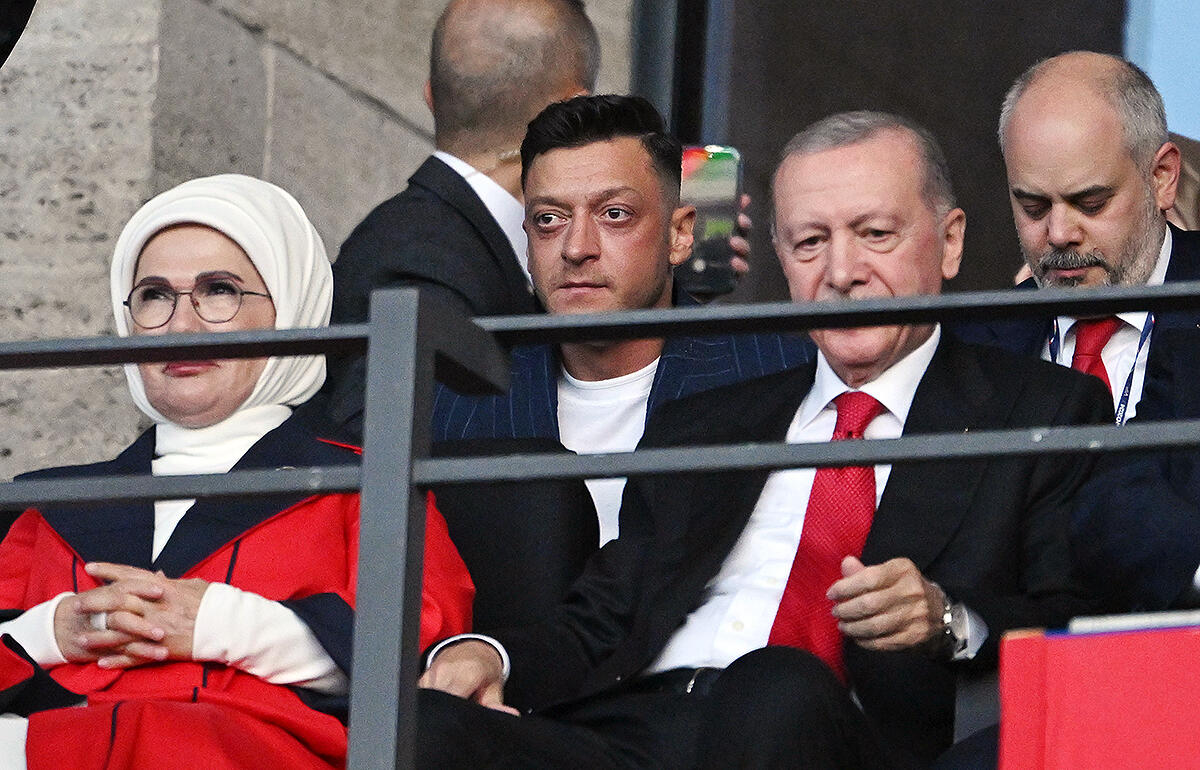 エジル氏(中央)とエルドアン大統領(右)