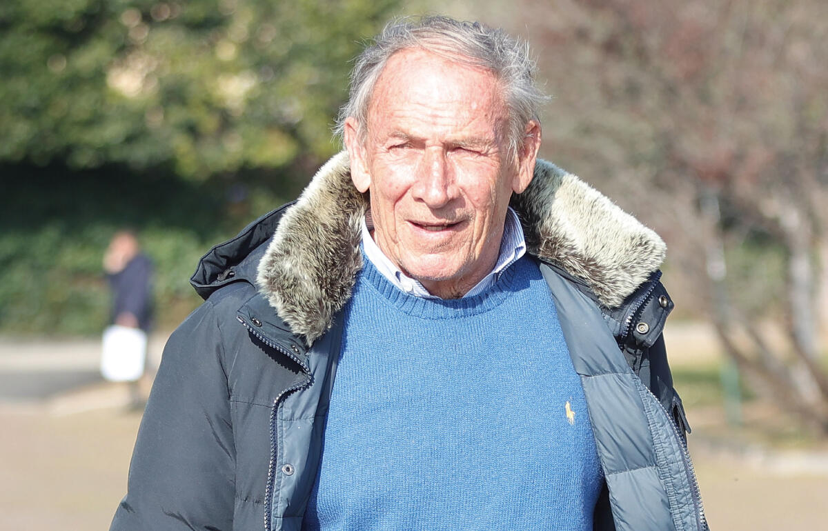 ズデネク・ゼーマン氏(77)が脳卒中で緊急搬送