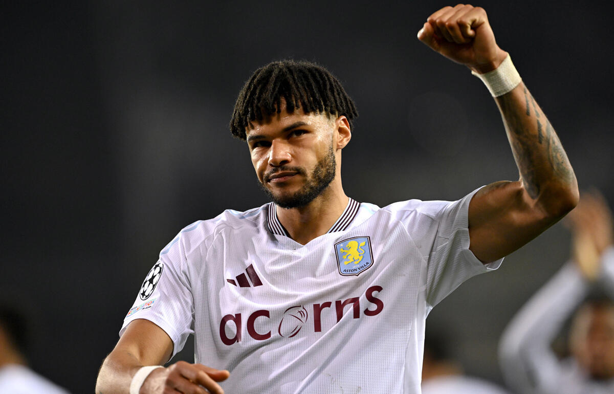 チームの勝利を誇るミングス