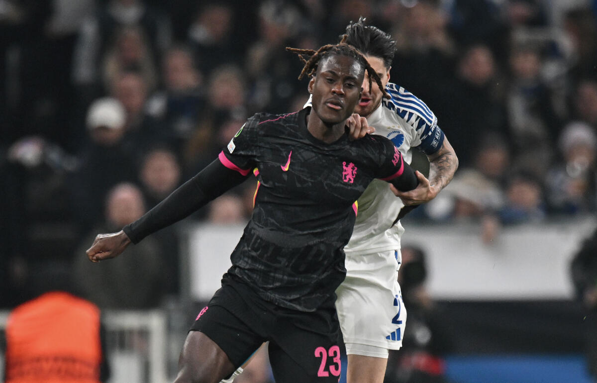 チャロバー(手前)とディクス(奥)が競り合う一幕